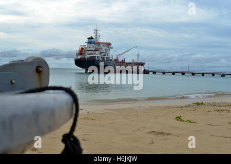 Öl-Tankschiff am dock mit Boot-Schleife im Vordergrund mit Anker Riemenscheibe Picknick Center Beach Big Corn Island Nicaragua zentrale A Stockfoto