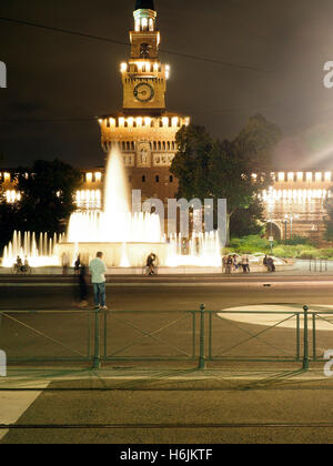 MILAN-SEPT. 24: monumentale Turm vor Castello Sforzesco in Mailand, Italien ist in der Nacht als Fluss mit Wasser auf S Brunnen beleuchtet Stockfoto