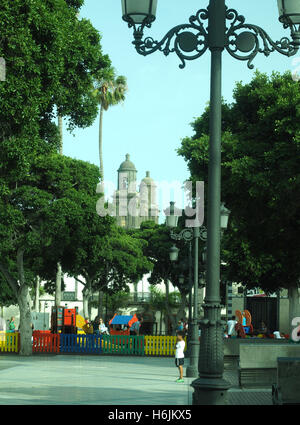 GROßEN Kanarischen Inseln, Spanien-MAY11: nicht identifizierten Kinder gelten in zentrale Park-Viertel mit der Kathedrale von Santa spielen eine Stockfoto