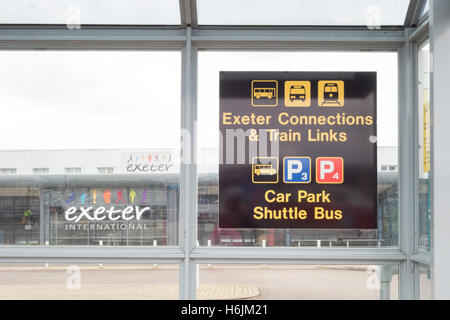 Exeter International Airport - Zeichen innen Bushaltestelle vor dem Flughafen geben Informationen darüber, wie in Exeter City Reisen Stockfoto