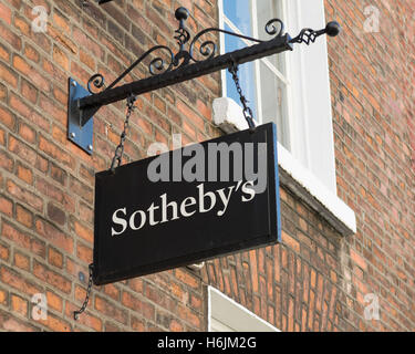 Sotheby Schild hängen außerhalb der Niederlassung in Dublin auf Molesworth Street, Dublin, Irelan Stockfoto