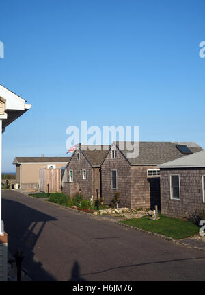 Mobilheime und Bungalows Waterfront Park Montauk New York Ditch Plains Strand amerikanische Flagge im Wind wehen Anhänger Stockfoto