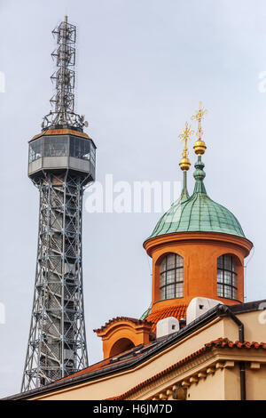 Aussichtsturm und St. Lorenz-Kirche, Petrin-Hügel, Prag, Tschechische Republik Stockfoto