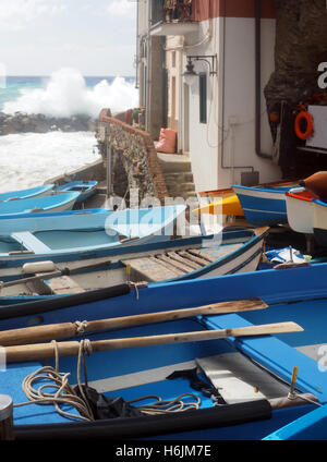 kleine Zeile Fischerboote an Land bei rauer See Rio Maggiore Cinque Terre Italien Europa Stockfoto
