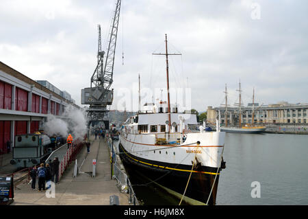 Das Schiff der MV Balmoral liegt vor dem M Shed Museum im schwimmenden Hafen von Bristol Stockfoto