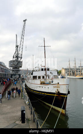 Das Schiff der MV Balmoral liegt vor dem M Shed Museum im schwimmenden Hafen von Bristol Stockfoto