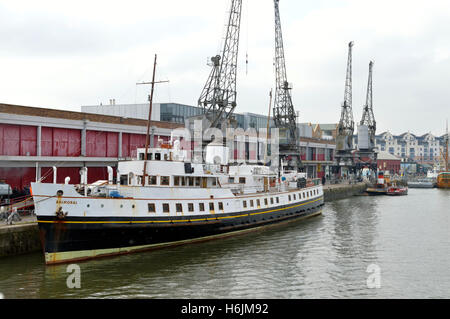 Das Schiff MV Balmoral, das vor dem M Shed Museum im schwimmenden Hafen von Bristol mit den alten Dampfkräne im Hintergrund anlegte, war Bristol, England, Großbritannien Stockfoto