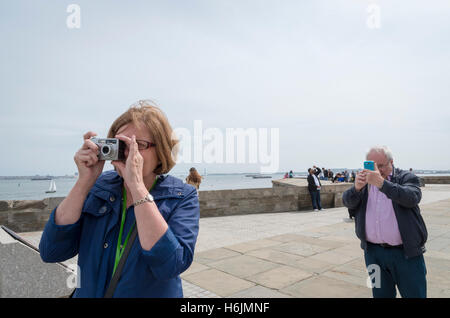 Mitte im Alter von Frau und Mann Touristen fotografieren mit einer Kamera und einem Smartphone Stockfoto