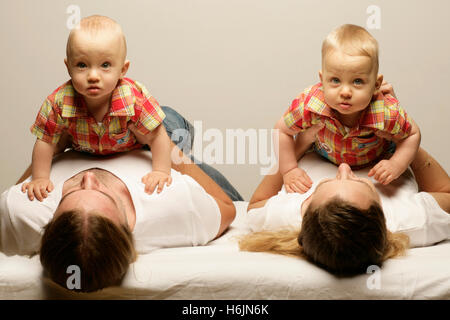 Familie mit Zwillingen, jungen, 1 Jahr Stockfoto