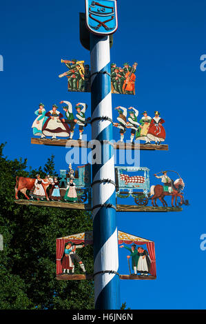 Maibaum mit traditionellen bayerischen Figuren in Schliersee, Bayern, Deutschland Stockfoto