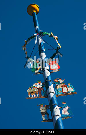 Maibaum mit traditionellen bayerischen Figuren in Schliersee, Bayern, Deutschland Stockfoto