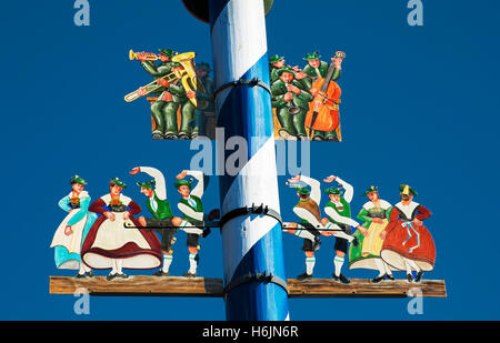 Maibaum mit traditionellen bayerischen Figuren in Schliersee, Bayern, Deutschland Stockfoto