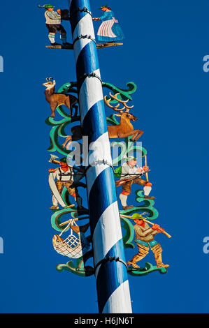 Maibaum mit traditionellen bayerischen Figuren in Schliersee, Bayern, Deutschland Stockfoto