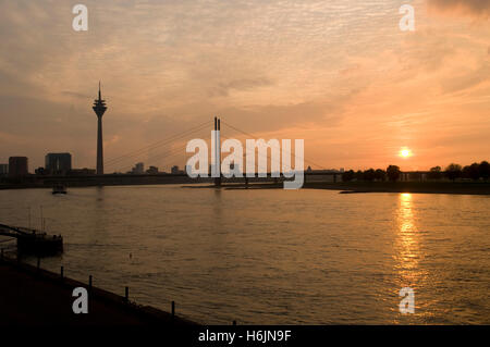 Stadttor, Rheinturm Turm und Rheinkniebruecke zu überbrücken, im Abendlicht, Landeshauptstadt Düsseldorf, Nordrhein-Westfalen Stockfoto