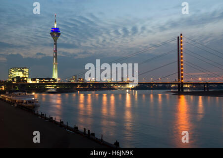 Stadttor, Rheinturm Turm und Rheinkniebruecke Bridge in der Dämmerung, state Capitol Düsseldorf, Nordrhein-Westfalen Stockfoto