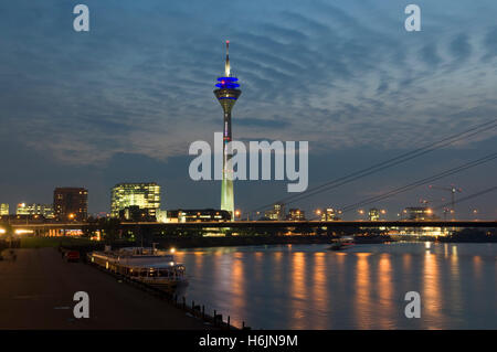 Stadttor, Rheinturm Turm und Rheinkniebruecke Bridge in der Dämmerung, state Capitol Düsseldorf, Nordrhein-Westfalen Stockfoto