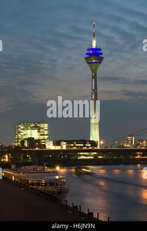 Stadttor und Rheinturm Turm am Dusk, Landeshauptstadt Düsseldorf, Nordrhein-Westfalen Stockfoto