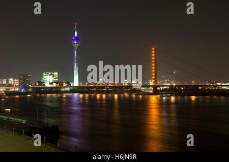 Stadttor, Rheinturm Turm und Rheinkniebruecke Bridge bei Nacht, state Capitol Düsseldorf, Nordrhein-Westfalen Stockfoto