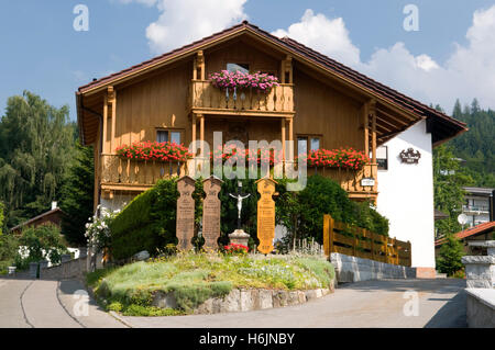 Typisch bayerisches Haus mit Denkmal-Boards für die Toten, Bodenmais, Bayerischer Wald, Bayern Stockfoto