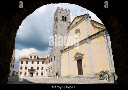 St.-Stephans Kirche mit Glockenturm, Berg Dorf von Motovun, Istrien, Kroatien, Europa Stockfoto