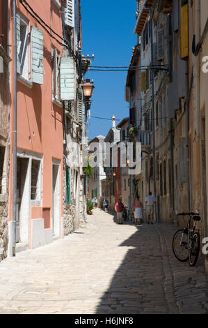 Gasse in die alte Stadt Rovinj, Istrien, Kroatien, Europa Stockfoto