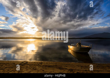 Sonnenuntergang und bedrohliche Wolken über Wallaga Lake in der Nähe von Bermagui, South Coast, New-South.Wales, Australien Stockfoto