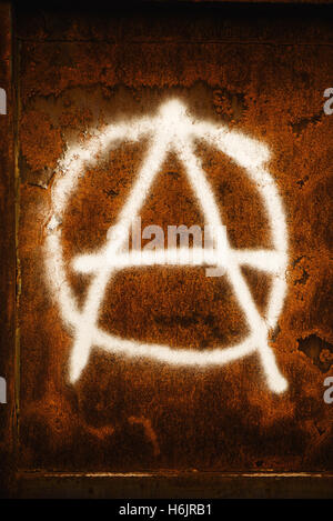 Anarchie-Symbol-Graffiti-Spray auf Grunge korrodierte Metall Wand gemalt Stockfoto
