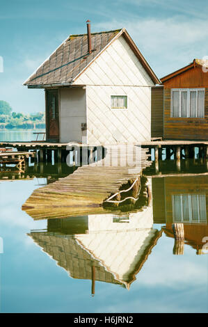 Alte Fischerhütte am See. Stockfoto