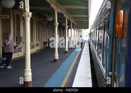 Der XPT-Zug, der zwischen Sydney und Melbourne in Australien reist stoppt Junee Bahnhof in New South Wales. Stockfoto