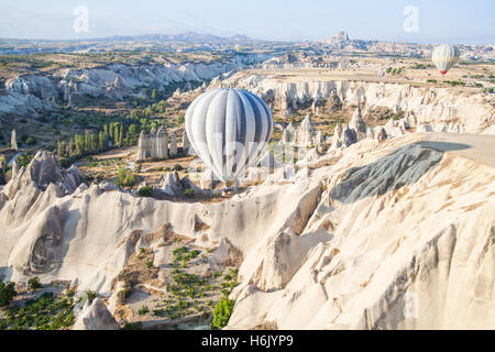 Farbbild von einem Heißluftballon fliegen in Kappadokien in der Türkei bei Sonnenaufgang. Stockfoto