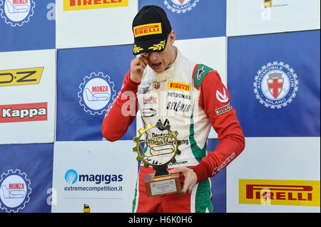 MicK Schumacher feiern am Podium den ersten Platz bei F4-Italienmeisterschaft auf der Rennstrecke von Monza (Foto von Gaetano Piazzolla/Pacific Press) Stockfoto