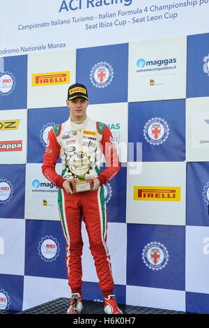 MicK Schumacher feiern am Podium den ersten Platz bei F4-Italienmeisterschaft auf der Rennstrecke von Monza (Foto von Gaetano Piazzolla/Pacific Press) Stockfoto