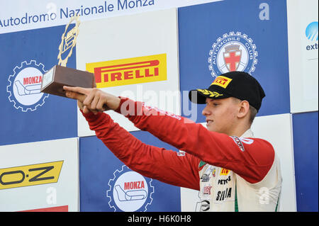 MicK Schumacher feiern am Podium den ersten Platz bei F4-Italienmeisterschaft auf der Rennstrecke von Monza (Foto von Gaetano Piazzolla/Pacific Press) Stockfoto