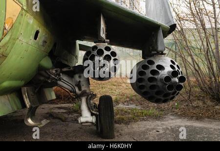 Raketenwerfer unter den Fittichen von Kampfflugzeugen. Rocket Pod im Fokus Stockfoto