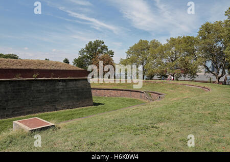 Der Wassergraben und externen Befestigungen auf Fort Jay, Governors Island, New York, Vereinigte Staaten von Amerika. Stockfoto