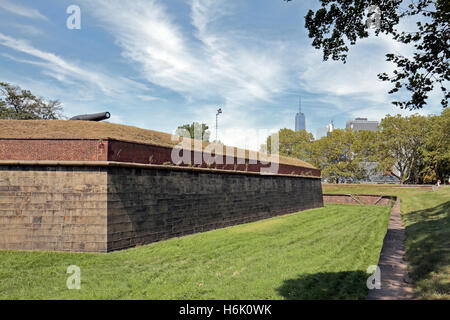 Der Wassergraben und externen Befestigungen auf Fort Jay, Governors Island, New York, Vereinigte Staaten von Amerika. Stockfoto