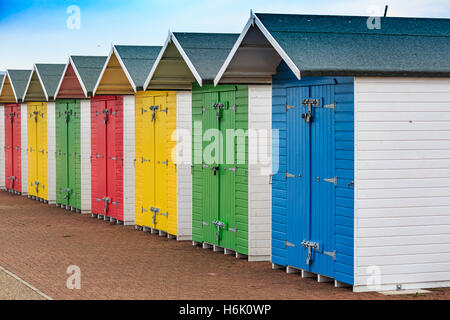 Bunte Umkleidehütten am Meer Stockfoto