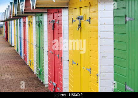 Bunte Umkleidehütten am Meer Stockfoto