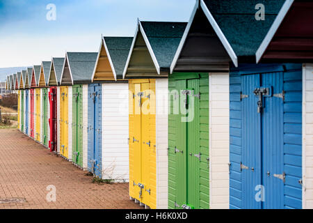 Bunte Umkleidehütten am Meer Stockfoto