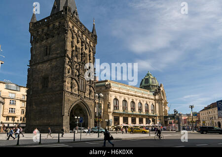 Der Pulverturm aus dem 14th. Jahrhundert ist ein gotischer Turm auf dem Platz der Republik (Náměstí Republiky) in Prag, Tschechien. Es ist eines der Stockfoto