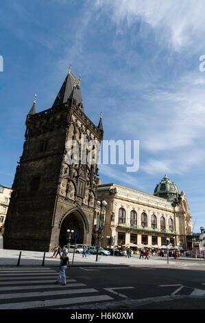 Der Pulverturm aus dem 14th. Jahrhundert ist ein gotischer Turm auf dem Platz der Republik (Náměstí Republiky) in Prag, Tschechien. Es ist eines der Stockfoto