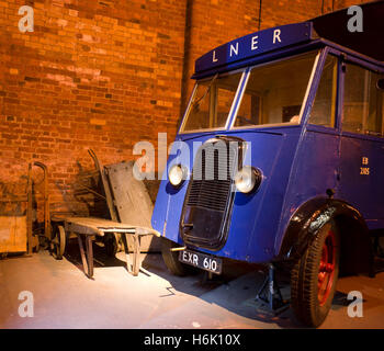 Blaue Commer Paket LNER LKW im National Railway Museum York UK Stockfoto