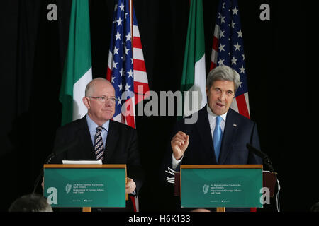 US-Außenminister John Kerry und auswärtige Angelegenheiten Minister Charlie Flanagan (links) abhalten eine Pressekonferenz, bevor Kerry während einer Zeremonie im Aherlow House Hotel in Tipperary, Irland Tipperary Peace Prize erhielt. Stockfoto