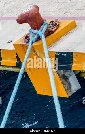 Blauen Seilen auf einem roten Poller in einem Hafen Stockfoto