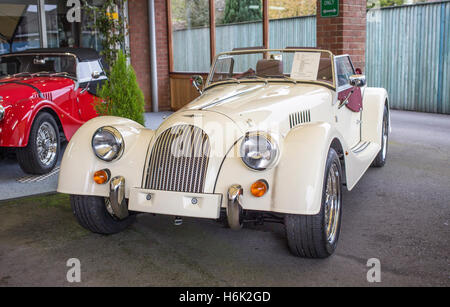 Neues Morgan Sports Car in einem Verkaufsraum für Händler in Creme Stockfoto