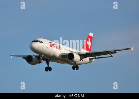 Swiss International Airlines Airbus A319-112 HB-IPX Landung in Heathrow Stockfoto