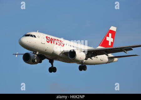 Swiss International Airlines Airbus A319-112 HB-IPX Landung in Heathrow Stockfoto