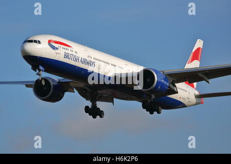 British Airways Boeing 777-336ER G-STBJ landet auf dem Flughafen London Heathrow, Vereinigtes Königreich Stockfoto