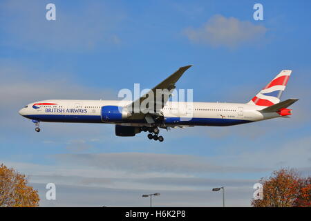 British Airways Boeing 777-336ER G-STBJ landet auf dem Flughafen London Heathrow, Vereinigtes Königreich Stockfoto