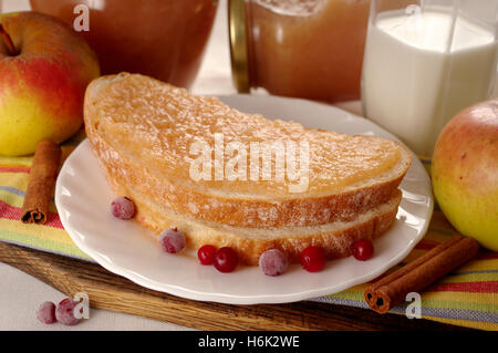 Brot mit hausgemachter Apfel Marmelade. Stockfoto